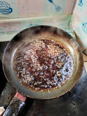 起锅烧油，放入冰糖炒出糖色，加入少许的开水！关火！