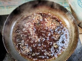 起锅烧油，放入冰糖炒出糖色，加入少许的开水！关火！