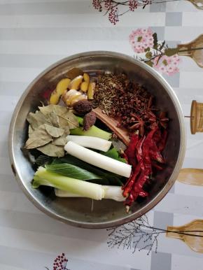 准备好所需的卤料:
大葱1根洗净切成段，生姜1块切成片，干辣椒1把，小茴香籽1小把，花椒1小把，八角3个，桂皮1块，香叶5片，草果2个！