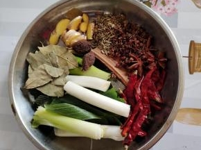 准备好所需的卤料:
大葱1根洗净切成段，生姜1块切成片，干辣椒1把，小茴香籽1小把，花椒1小把，八角3个，桂皮1块，香叶5片，草果2个！