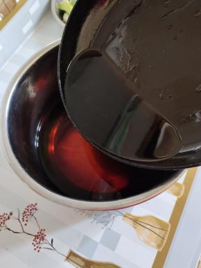 锅中放入适量的水，倒入刚刚炒好的糖色，再倒入两勺生抽！