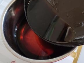 锅中放入适量的水，倒入刚刚炒好的糖色，再倒入两勺生抽！