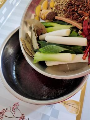 倒入提前准备好的卤料！(步骤三图片上的卤料)