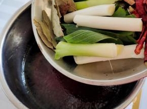 倒入提前准备好的卤料！(步骤三图片上的卤料)