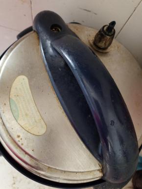 盖上盖子，煮开后再煮20分钟左右，再焖半个小时！(我家高压锅密封圈坏了，只能当普通的锅来用了！)不要煮的时间太长，会有蜂窝状不细腻！炖一会儿看看，可以用筷子扎一下，没有血筋儿了，就可以了！(煮的太轻，没煮手不太好吃，煮的太老，有蜂窝状更难吃！所以要时刻观察！)