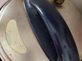 盖上盖子，煮开后再煮20分钟左右，再焖半个小时！(我家高压锅密封圈坏了，只能当普通的锅来用了！)不要煮的时间太长，会有蜂窝状不细腻！炖一会儿看看，可以用筷子扎一下，没有血筋儿了，就可以了！(煮的太轻，没煮手不太好吃，煮的太老，有蜂窝状更难吃！所以要时刻观察！)