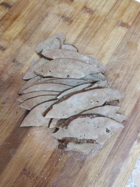 晾凉的羊肝，切成薄片！