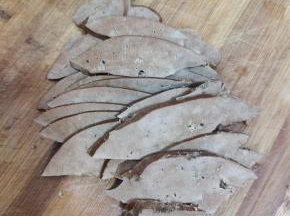 晾凉的羊肝，切成薄片！