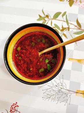 碗中放入一勺辣椒油，一勺蒜泥，一勺生抽，两勺香醋，一勺盐，一勺鸡粉，一勺香油，适量的葱花搅拌均匀，调成料汁儿！