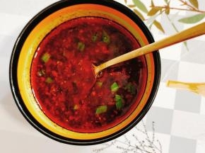 碗中放入一勺辣椒油，一勺蒜泥，一勺生抽，两勺香醋，一勺盐，一勺鸡粉，一勺香油，适量的葱花搅拌均匀，调成料汁儿！