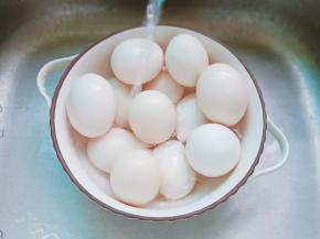 鸡蛋用清水清洗去外面的污渍。