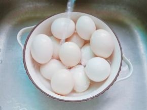 鸡蛋用清水清洗去外面的污渍。