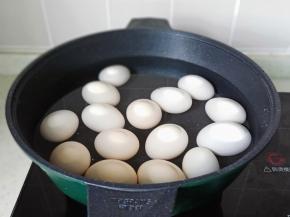 鸡蛋冷水下锅。
