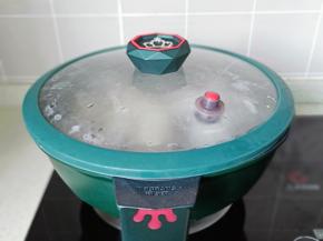 开小火慢慢将鸡蛋煮熟。