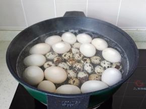 锅里水开转中火煮四分钟，再加入鹌鹑蛋一起做。