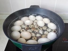 锅里水开转中火煮四分钟，再加入鹌鹑蛋一起做。