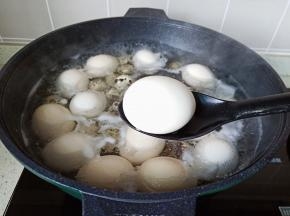 鸡蛋煮至八分熟捞出。