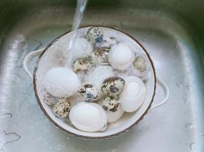 鸡蛋趁热加入清水浸泡容易剥壳。