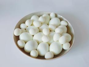 把所有的鸡蛋和鹌鹑蛋都剥去外壳。