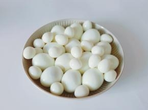 把所有的鸡蛋和鹌鹑蛋都剥去外壳。