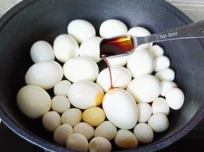 鸡蛋，鹌鹑蛋放入锅里加老抽与生抽。