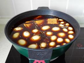 加入牛肉卤汁与适量的清水，大火煮开。