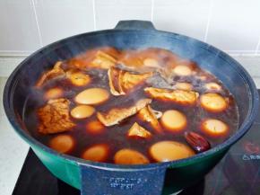 大火煮开后转中火炖煮15分钟，鸡蛋浸泡一夜后味道更好，豆干与鹌鹑蛋就不用浸泡，不然太咸了。