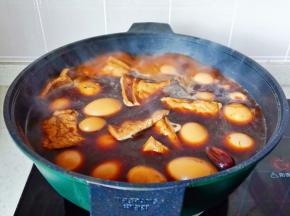 大火煮开后转中火炖煮15分钟，鸡蛋浸泡一夜后味道更好，豆干与鹌鹑蛋就不用浸泡，不然太咸了。