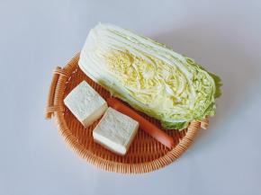 准备豆腐、火腿肠、白菜。