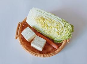 准备豆腐、火腿肠、白菜。