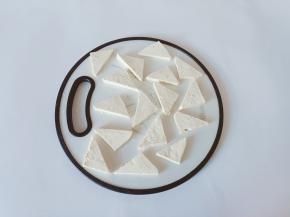 豆腐对半切开，再切成三角形。