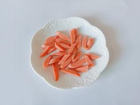 火腿肠也是对半切开，切成小块。