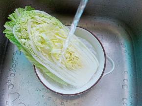 白菜放入清水一片片冲洗干净，沥干水分。