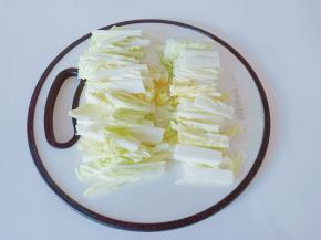 白菜竖着切长条再切成小段。