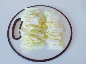 白菜竖着切长条再切成小段。