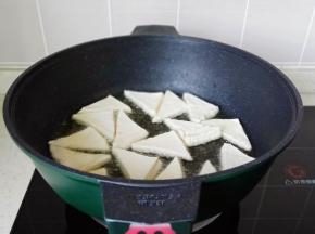锅里放少许食用油，油热依次码入豆腐块，开中火慢慢煎，不要翻动。