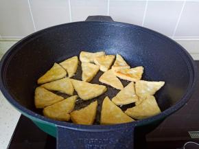 等豆腐一面金黄色，再用铲子轻轻翻另外一面煎至金黄色盛盘备用。