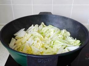 热锅热油下入火腿肠，白菜段大火爆炒。