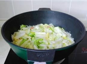 翻炒至白菜变软。