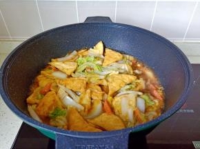 开大火将所有食材都翻炒均匀。