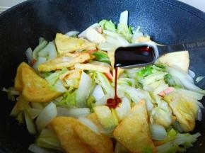 淋入生抽一勺。