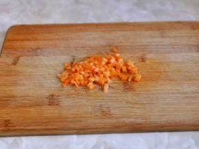 胡萝卜去皮洗净切丁。