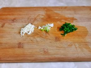 蒜去皮切末，小葱去皮葱白与葱叶分开切。