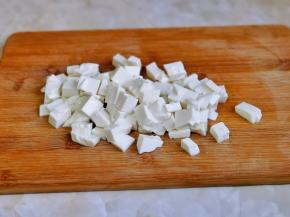 内酯豆腐切小块。