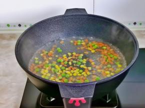 锅中加水烧开，下时蔬煮一分钟捞出。