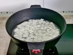 豆腐冷水下锅烧开捞出。