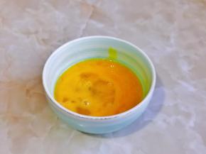 鸡蛋磕碗中，加盐用筷子打散。