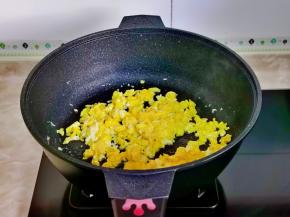 起油锅倒入蛋液，小火煎制，一边用筷子搅拌成絮状，盛出备用。