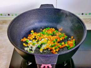 另起油锅加入蒜末，葱白炒香，再加入时蔬翻炒。