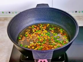 加入酱油，十三香，再加入一小碗纯净水烧开。